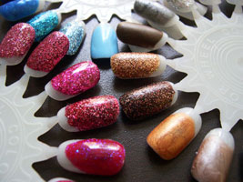 Viele aktuelle Farben und Glitzertöne Nagelstudio Farben